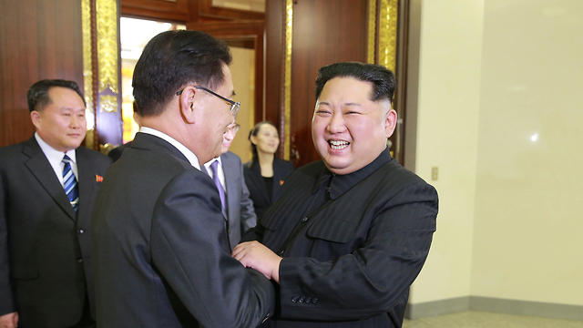 Лидер Северной Кореи Ким Чен Ын принимает южнокорейскую делегацию. Фото: EPA