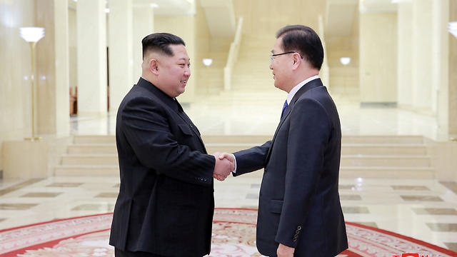Kim Jong Un and South Korean officials (Photo: Reuters)
