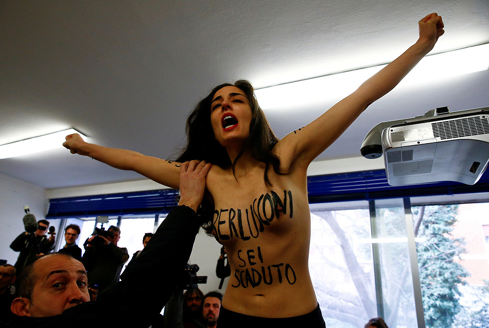 מחאה במילאנו נגד ראש ממשלת איטליה דאז סילביו ברלוסקוני (צילום: רויטרס) (צילום: רויטרס)