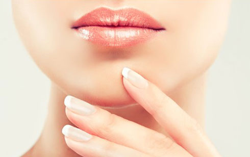עיבוי שפתיים. "בעזרת חומצה היאלורונית ניתן להגיע למבנה השפתיים המבוקש ולשחזר את המראה הצעיר והרענן של השפתיים" (צילום: באדיבות "ד"ר צילקר רפואה אסתטית")