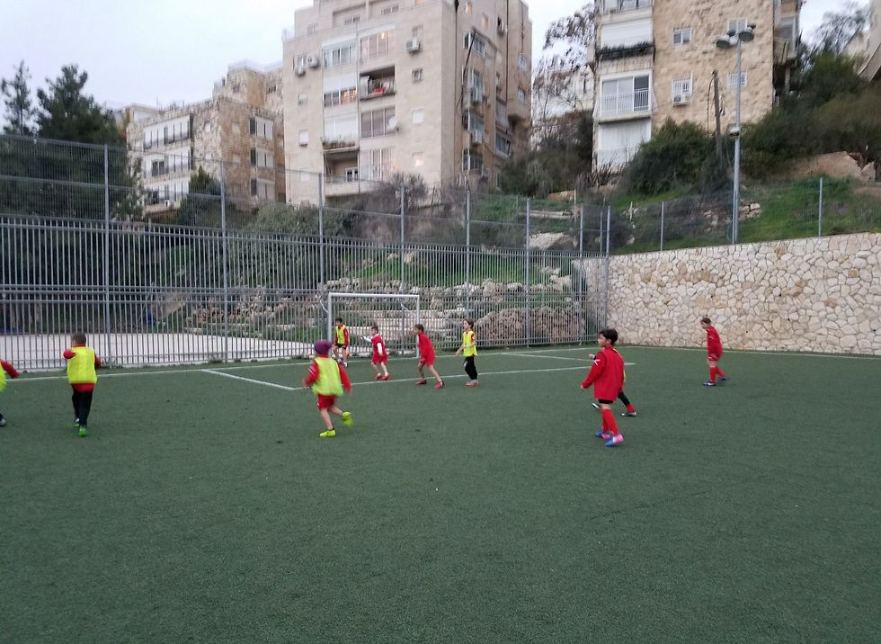 הילדים בקבוצת השווים. הכדורגל משמש כמכנה משותף (צילום: גדעון צטנר) (צילום: גדעון צטנר)