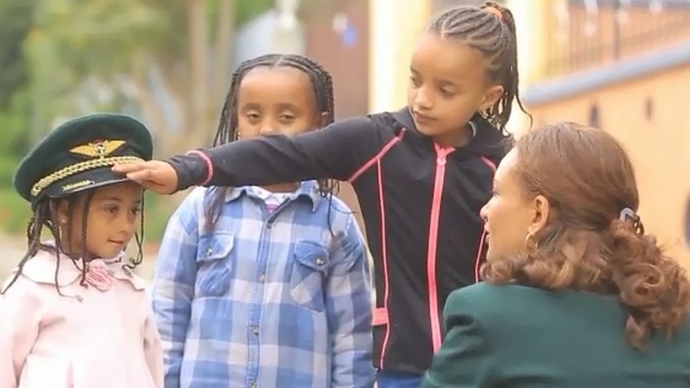 מתוך הסרטון: הילדות האתיופיות יחד עם הטייסת ()