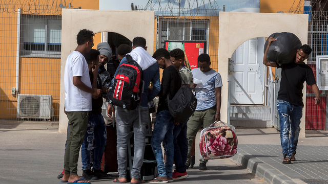 Asylum seekers leaving Holot (Photo: EPA)