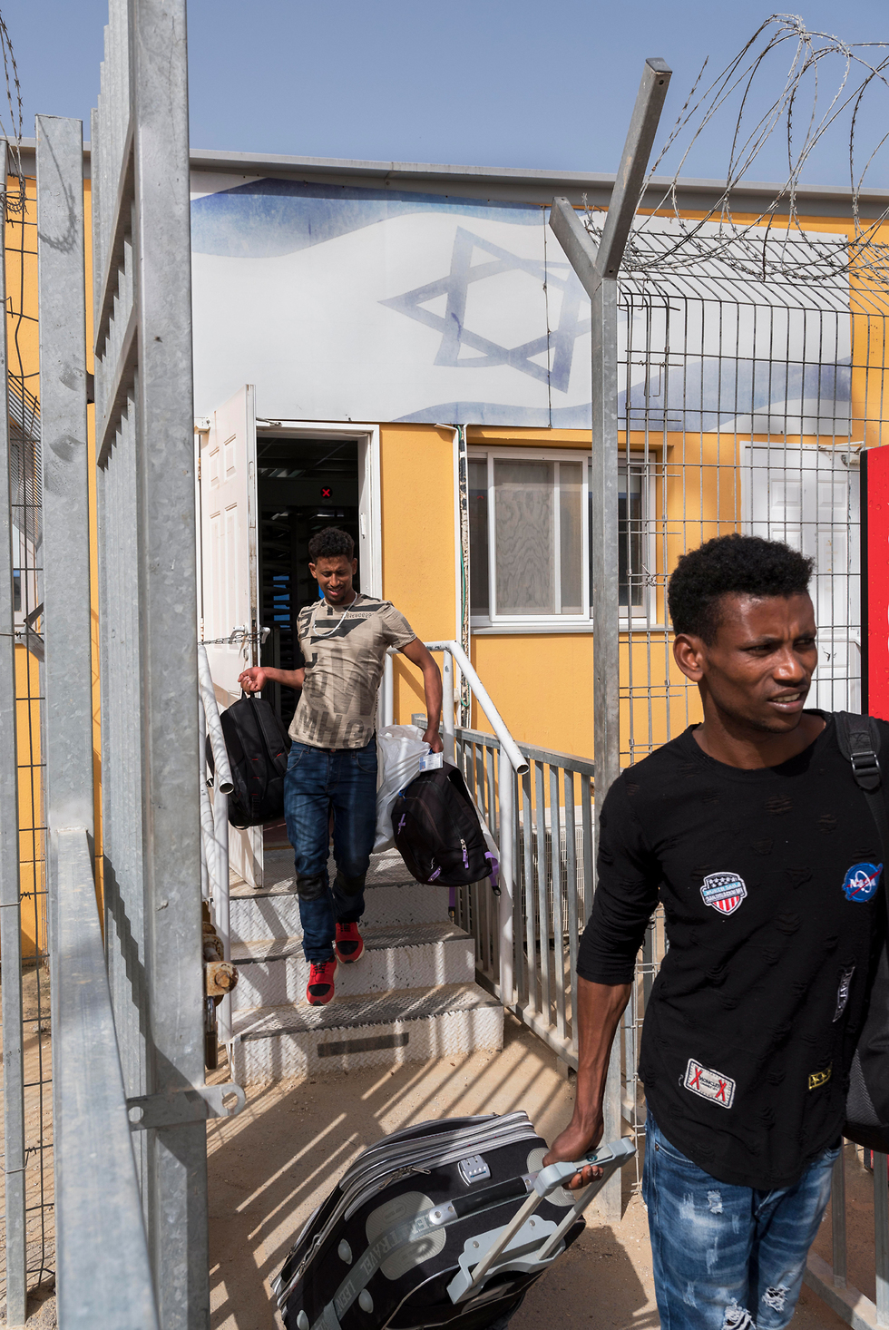 Asylum seekers leaving Holot (Photo: EPA)