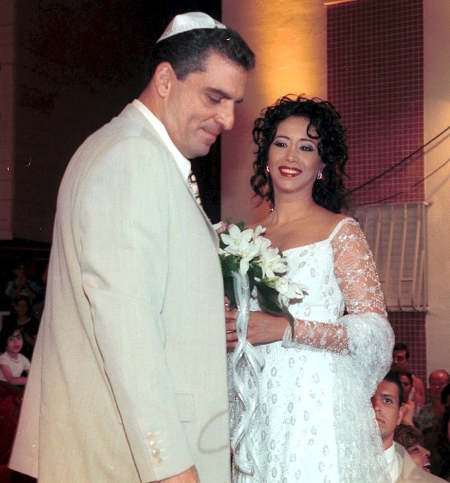 לא הייתה מאושרת ממנה. חזה ודורון אשכנזי ביום חתונתם (צילום: צביקה טישלר) לא הייתה מאושרת ממנה. חזה ודורון אשכנזי ביום חתונתם (צילום: צביקה טישלר)