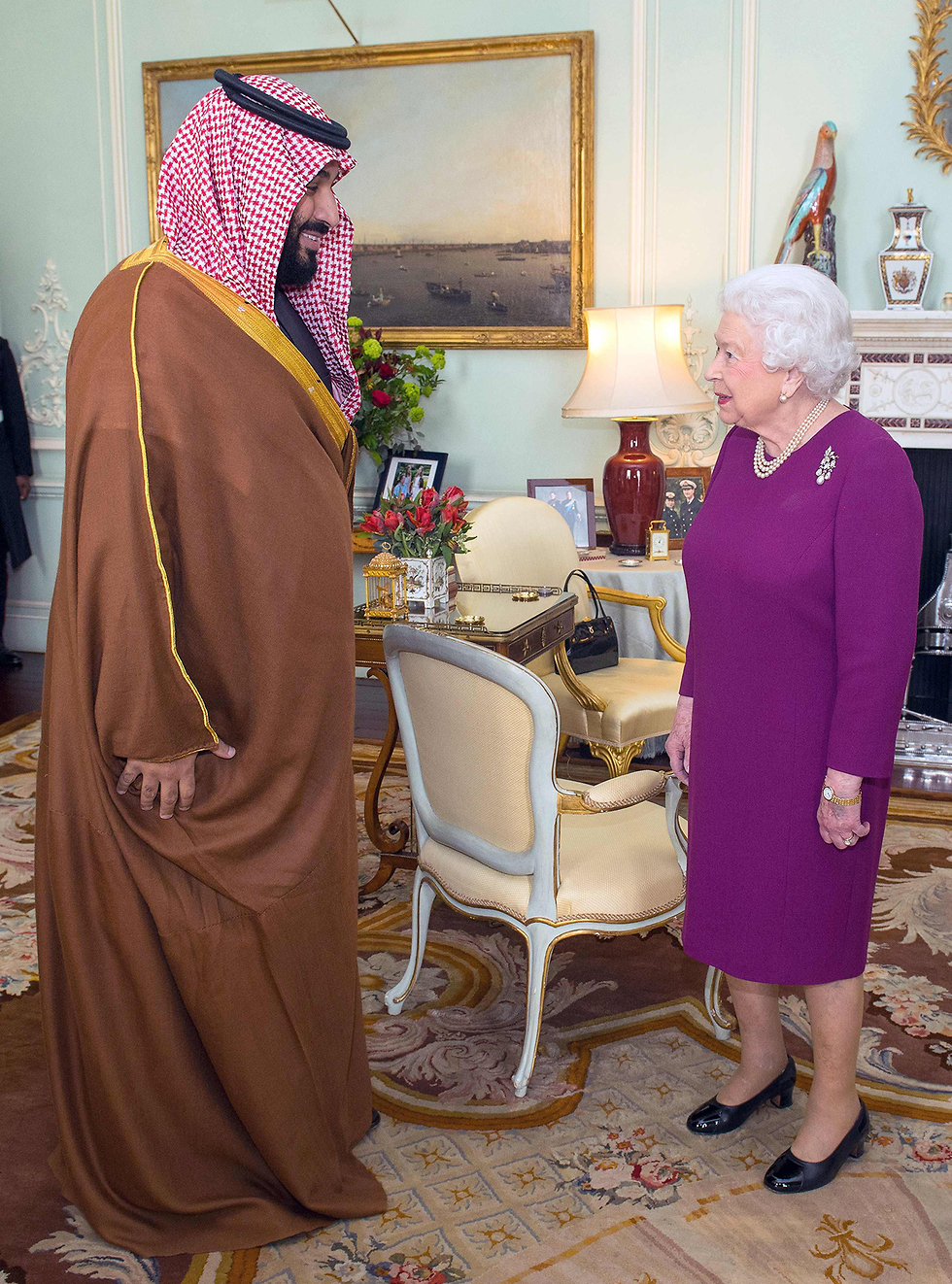 המלכה אליזבת מארחת את בן סלמאן בלונדון (צילום: AFP) (צילום: AFP)