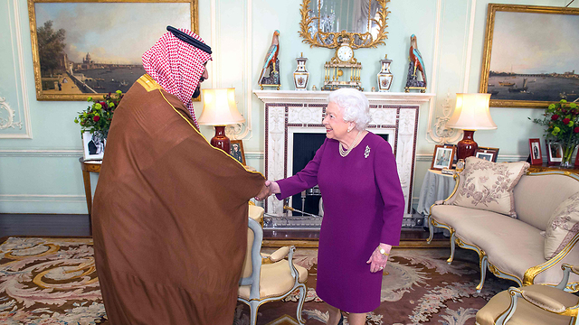 Наследный принц Саудовской Аравии Мухаммед бин-Салман и королева Великобритании Елизавета II в Букингемском дворце. Фото: AFP
