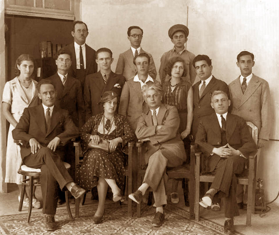 В центре сидят Лея Абушдид и Итамар Бен-Ави. Фото: Википедия