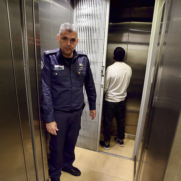 רב־כלאי אוחיון, מיחידת נחשון, בפתח המעלית מתאי ההמתנה אל בית המשפט