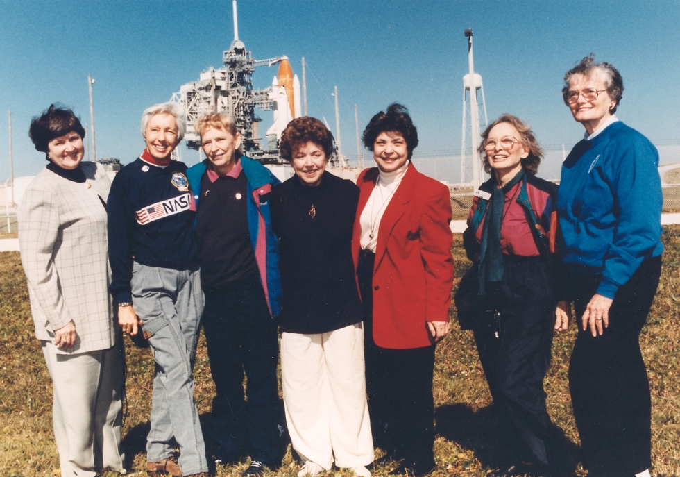 שבע מנשי "מרקורי 13" ב-1995. מימין: ברניס סטדמן, מירטל קייגל, שרה רוטלי, ג'רי טרהיל, ג'רי קוב, וולי פאנק וג'ין ג'סן  (צילום: נאס"א) (צילום: נאס