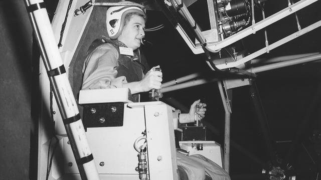 עברה בהצטיינות גם את כל מבחני הטיסה. ג'רי קוב על מתקן להדמיית טיסה במנהרת רוח (צילום: נאס"א) (צילום: נאס