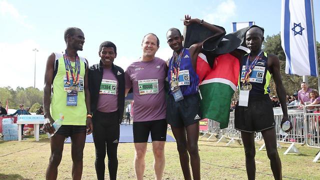 Olympic running legend Haile Gebrselassie (2nd left) will be running the 10km heat along with Jerusalem Mayor Barkat (center) (Photo: Flash 90)