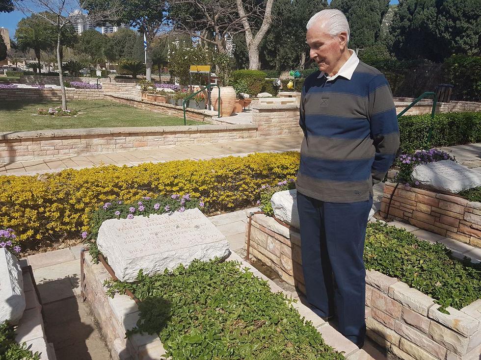 "הוא לימד אותי לטוס". אלג'ין לונג מעל קברו של וויין פיק בחיפה (צילום: שמיר אלבז) (צילום: שמיר אלבז)