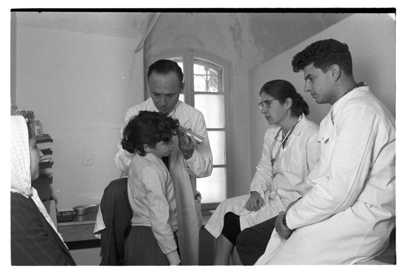 Фото 1957 года: врач осматривает больного ребенка, рядом - стажеры. Фото: Давид Рубингер
