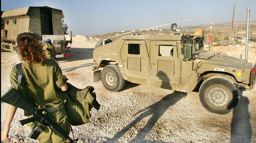 A female military driver (File photo, 2004) (Photo: Meir Partush)