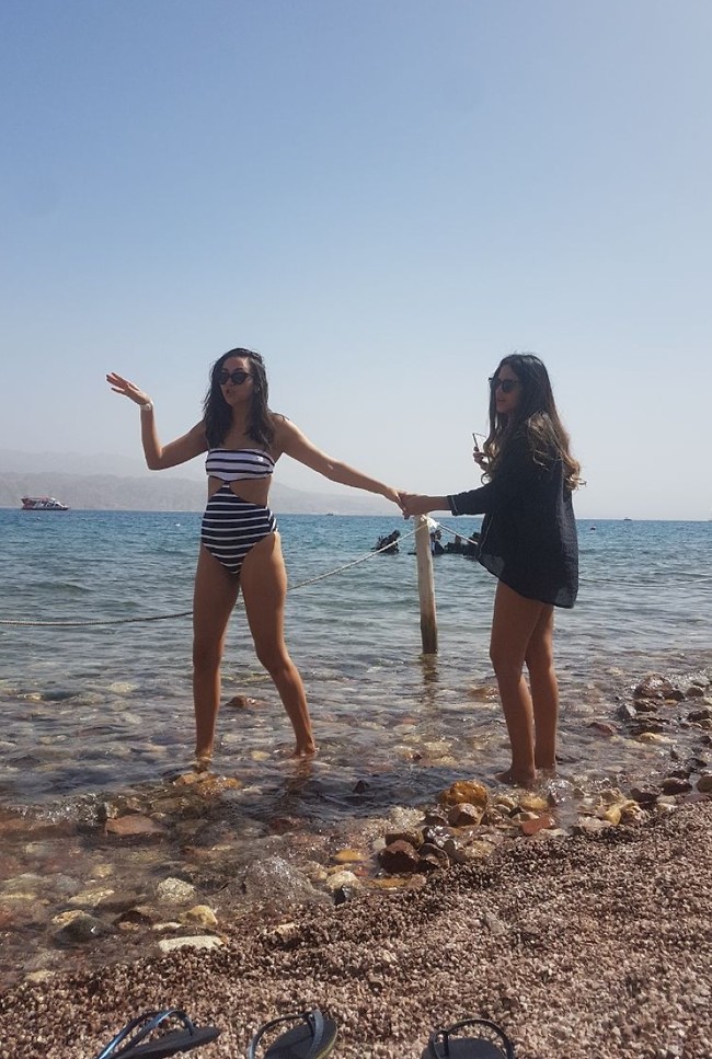 בבגד ים עוד לא ראינו אותך. אחווה סיטבון לוהטת על החוף בבגד ים עוד לא ראינו אותך. אחווה סיטבון לוהטת על החוף