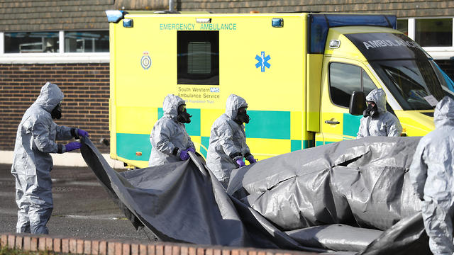 Investigators in the UK examine area where double agent was poisoned (Photo: MCT)