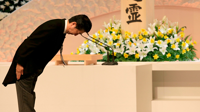 הוביל את הטקס הרשמי בטוקיו. ראש ממשלת יפן שינזו אבה (צילום: AFP) (צילום: AFP)