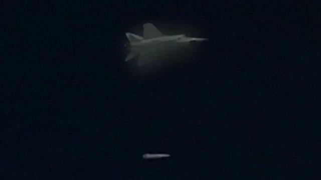 רגע שיגור הטיל ממטוס מיג-31 ()