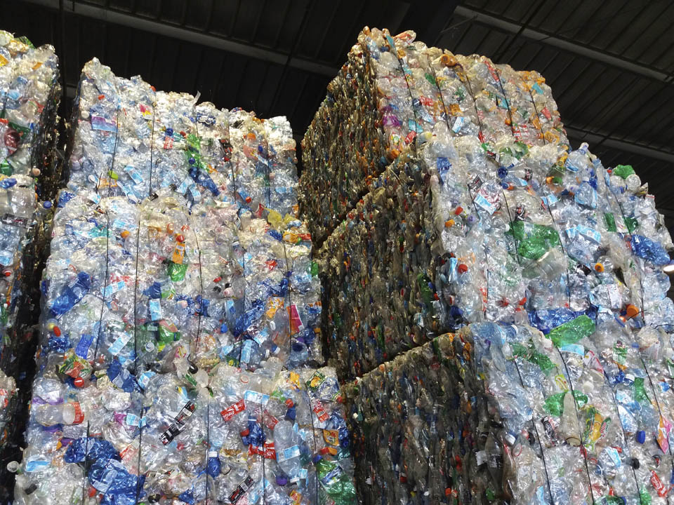 Пластиковые бутылки на заводе по переработе мусора. Фото: Анастасия Тадсон