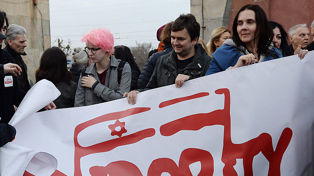בין השלטים שנישאו בעצרת - "כולנו יהודים" (צילום: AP/Czarek Sokolowski) (צילום: AP/Czarek Sokolowski)