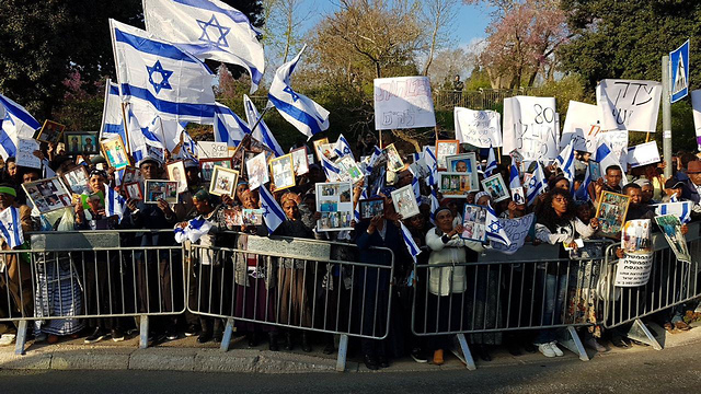 ההפגנה מול הכנסת, הערב (צילום: אלי מנדלבאום) (צילום: אלי מנדלבאום)