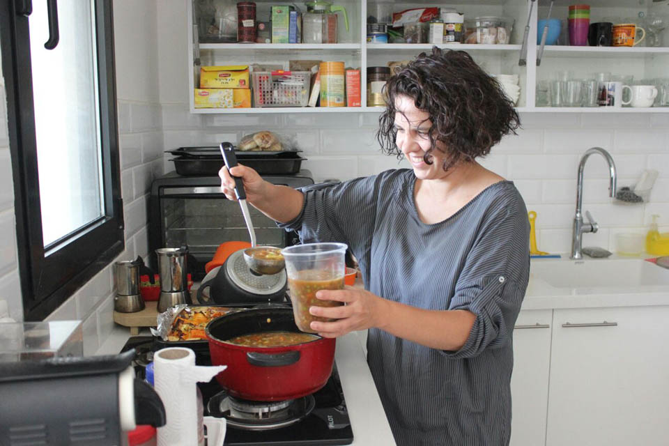 Мария Визель готовит "кастрюльку"
