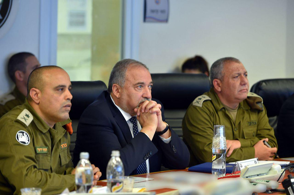 Defense Minister Lieberman, center, and IDF Chief of Staff Eisenkot, right, monitoring the drill (Photo: Ariel Hermoni/Defense Ministry)