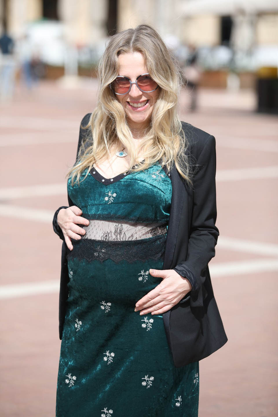 На 9-м месяце беременности. Платье и жакет Zara. Очки из личной коллекции. Фото: Рафи Далойя