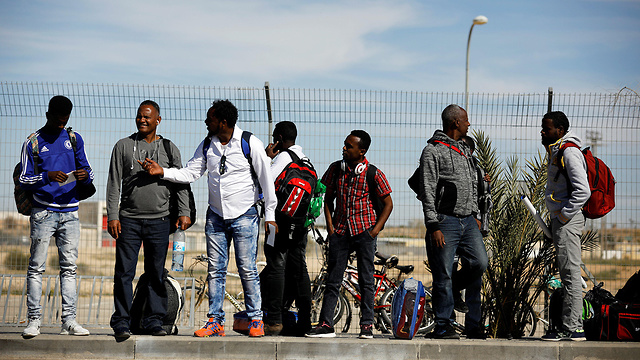 Asylum seekers leaving Holot (Photo: Reuters)