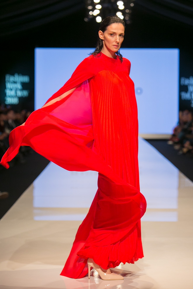 יעל רייך סוגרת את התצוגה בשמלה אדומה (צילום: ענבל מרמרי)