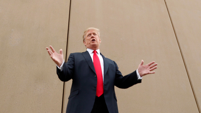 דונלד טראמפ ליד דגם החומה שתיבנה בגבול ארה"ב-מקסיקו (צילום: רויטרס) (צילום: רויטרס)