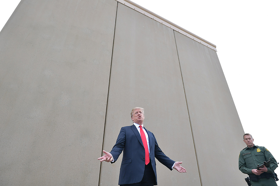 "הסכמתי להמירה בגדר ברזל". טראמפ וברקע אב טיפוס ישן של החומה בגבול (צילום: AFP) (צילום: AFP)