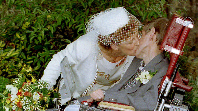 הוקינג ואשתו השנייה איליין, ב-1995 (צילום: רויטרס) (צילום: רויטרס)