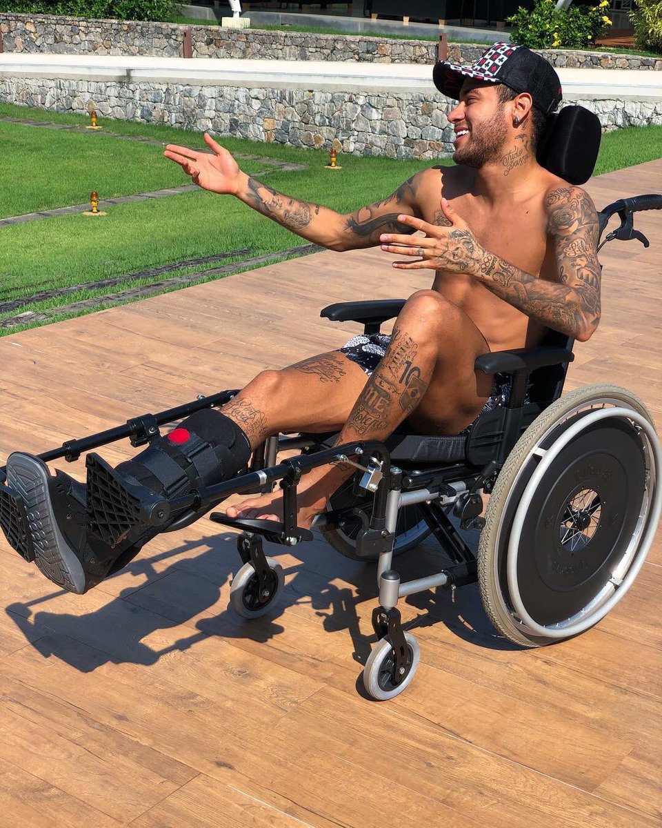 ניימאר על כיסא גלגלים (צילום: מתוך הטוויטר של ניימאר)
