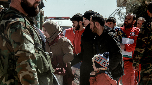 סוריה מזרח רוטה אזרחים בורחים מ הלחימה ב יום רביעי (צילום: EPA)