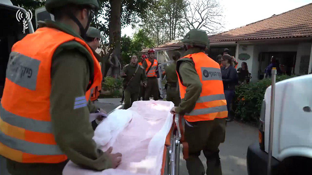 Simulating evacuation of wounded (Photo: IDF Spokesperson's Unit)
