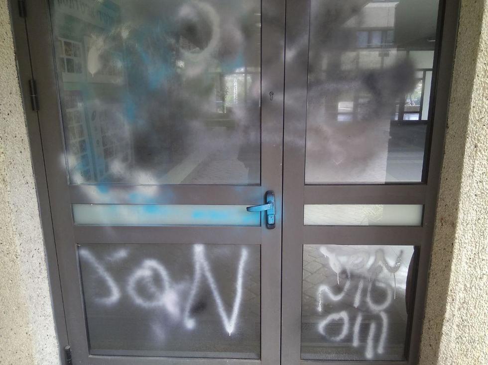 נערים ריססו כתובות על דלתות בית ספרם בישוב בכרמל (צילום: דוברות משטרה)