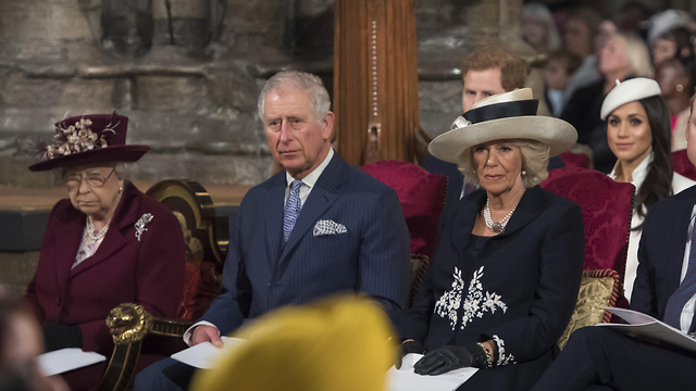 מלכת בריטניה אליזבת השנייה והנסיך צ'רלס ואשתו קמילה בתפילה בכנסיית ווסטמינסטר בלונדון (צילום: MCT)