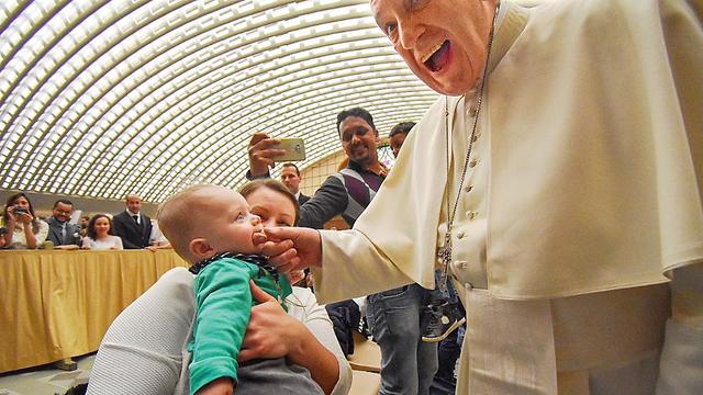 תינוק נושך את האפיפיור פרנסיסקוס ()