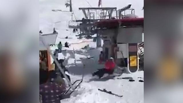 תיעוד של הרכבל באתר הסקי שבאוקראינה יוצא משליטה ()