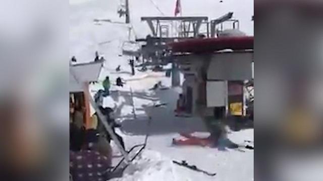 תיעוד של הרכבל באתר הסקי שבאוקראינה יוצא משליטה ()