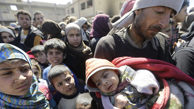 סוריה אזרחים בורחים  (צילום: AFP)