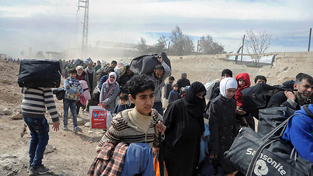 סוריה אזרחים בורחים  (צילום: AP)