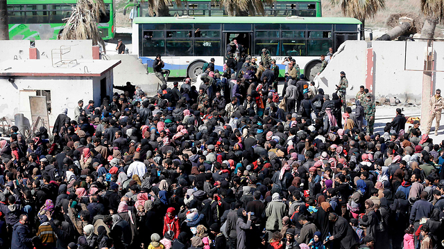 סוריה אזרחים בורחים  (צילום: AFP)