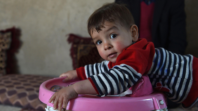 תינוק דונלד טראמפ קאבול אפגניסטן (צילום: AFP)