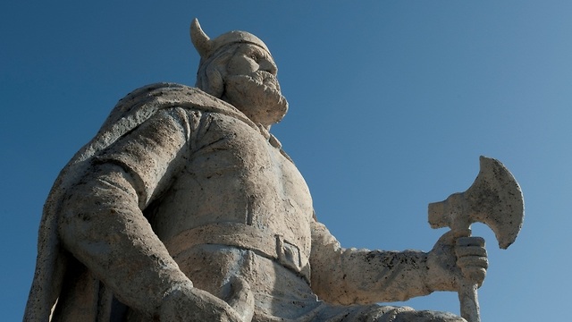 פסל של לוחם ויקינגי (צילום: shutterstock)