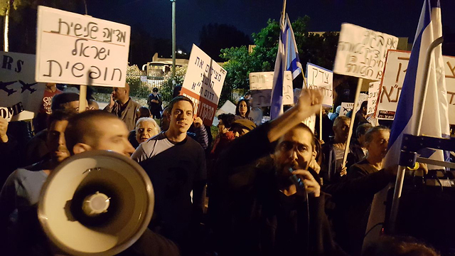 הפגנה נגד הגירוש מתחת לביתה של נשיאת העליון אסתר חיות (צילום: יאיר כהן)