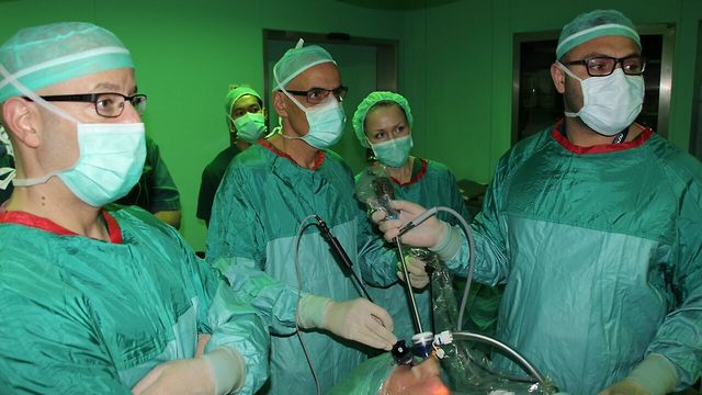 ניתוח להסרת בלוטת התריס ללא צלקת ()