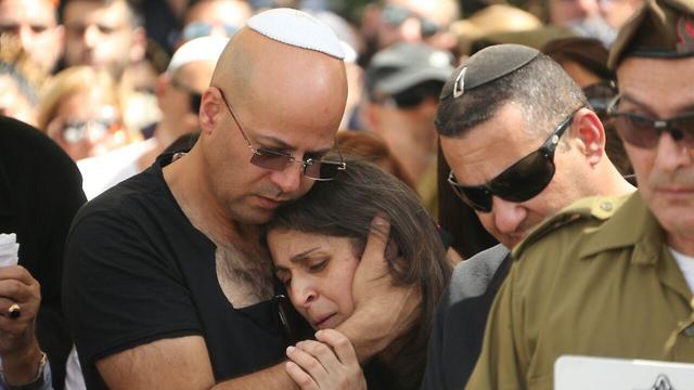 Ronen Daus at his son's funeral (Photo: Motti Kimchi)